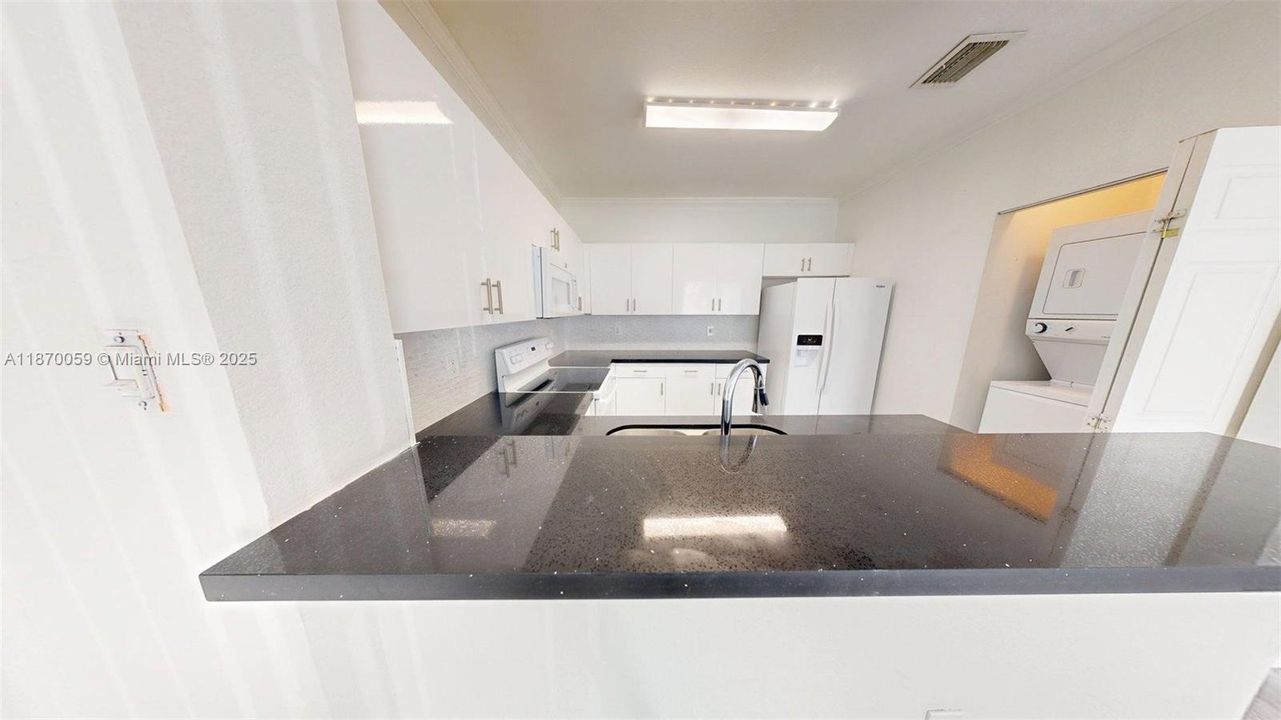 合同活跃: $269,000 (3 贝兹, 2 浴室, 1523 平方英尺)