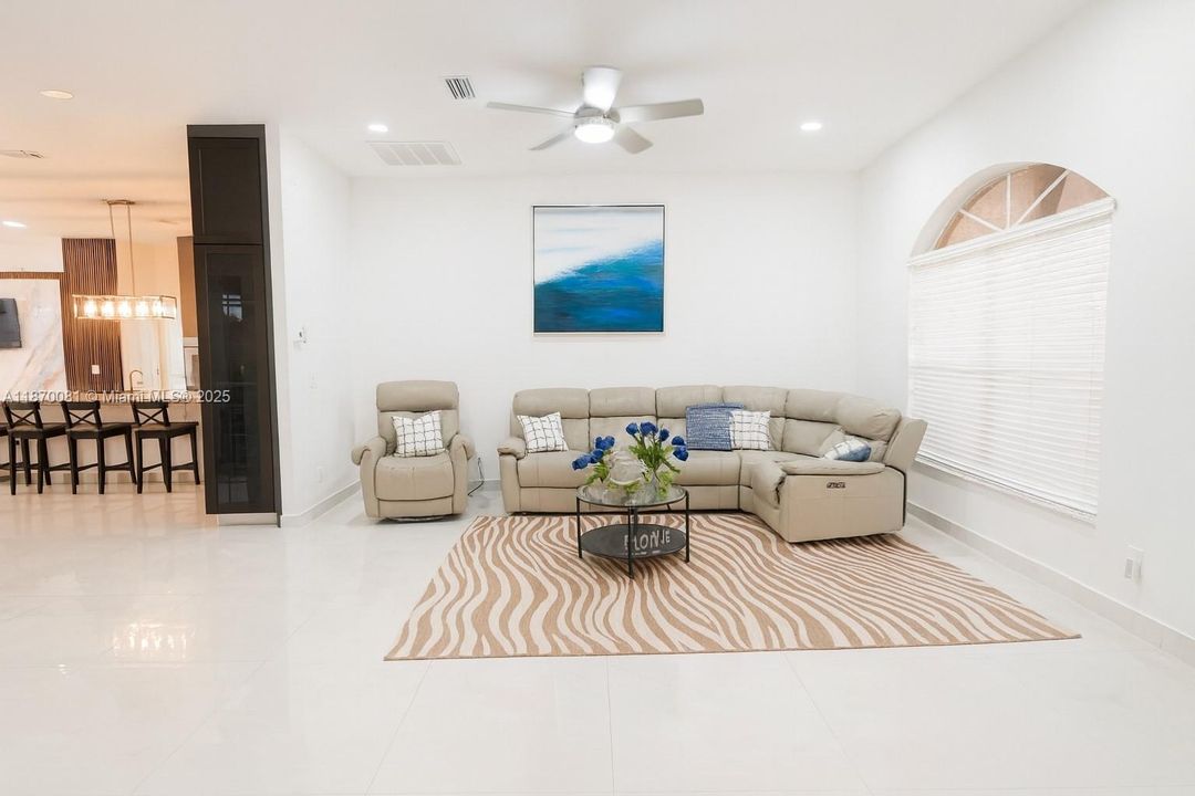 待售: $699,994 (3 贝兹, 3 浴室, 2196 平方英尺)