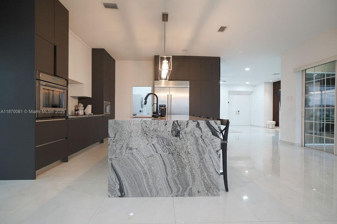 待售: $699,994 (3 贝兹, 3 浴室, 2196 平方英尺)