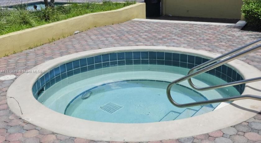 Active With Contract: $239,500 (2 beds, 2 baths, 854 Square Feet)