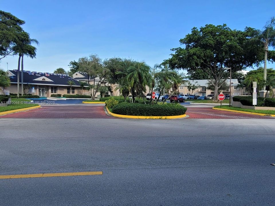 Active With Contract: $239,500 (2 beds, 2 baths, 854 Square Feet)