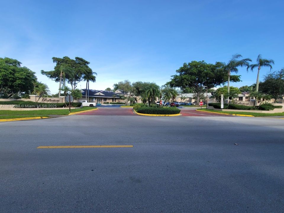 Active With Contract: $239,500 (2 beds, 2 baths, 854 Square Feet)