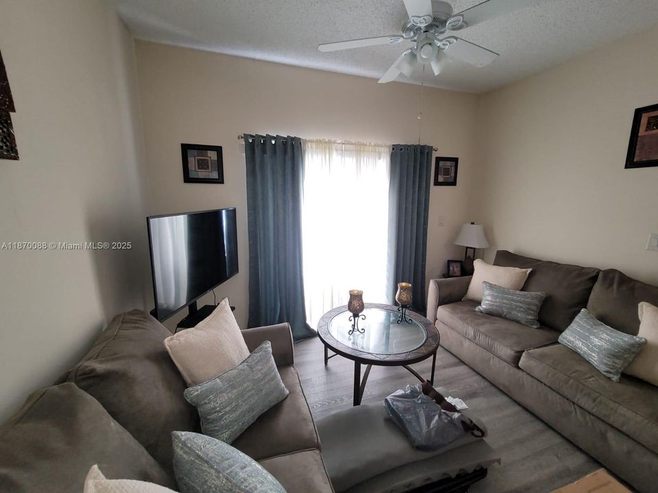 Active With Contract: $239,500 (2 beds, 2 baths, 854 Square Feet)