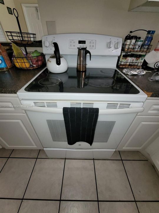 Active With Contract: $239,500 (2 beds, 2 baths, 854 Square Feet)