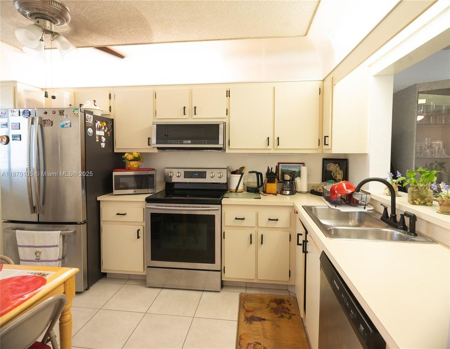 Active With Contract: $155,000 (2 beds, 2 baths, 1145 Square Feet)