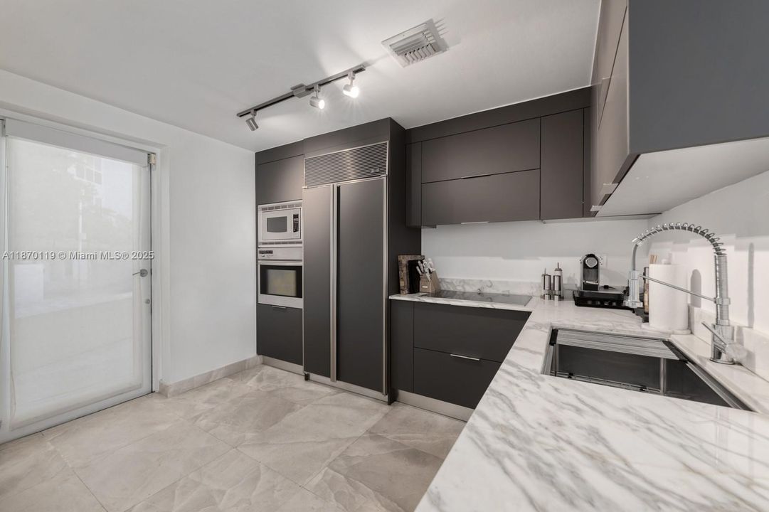 For Sale: $1,950,000 (2 beds, 2 baths, 1864 Square Feet)