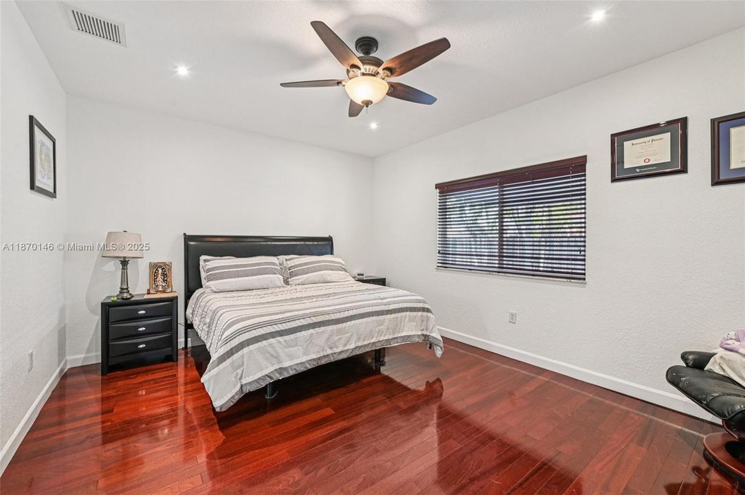 Activo con contrato: $730,000 (4 camas, 2 baños, 1952 Pies cuadrados)