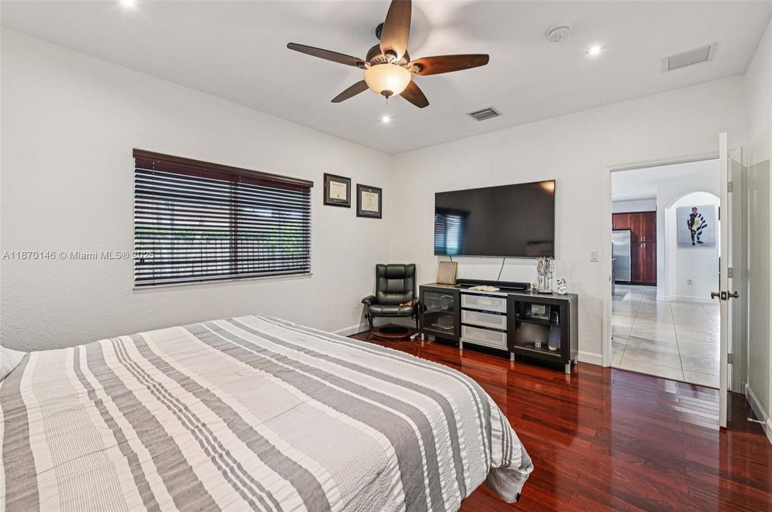 Activo con contrato: $730,000 (4 camas, 2 baños, 1952 Pies cuadrados)