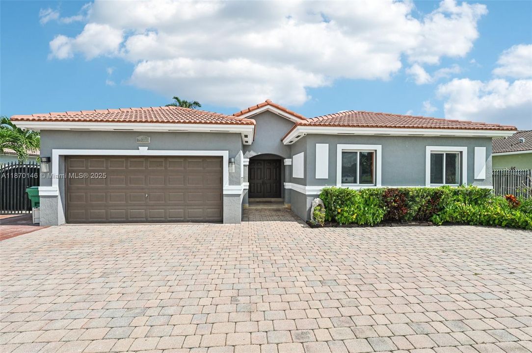 Activo con contrato: $730,000 (4 camas, 2 baños, 1952 Pies cuadrados)