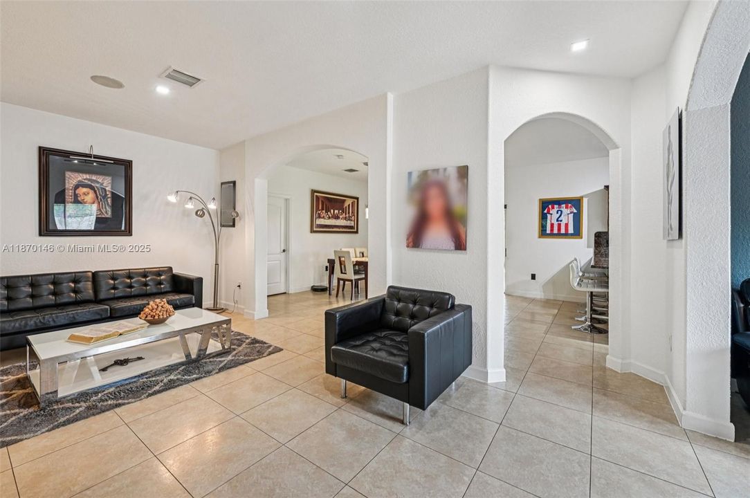 Activo con contrato: $730,000 (4 camas, 2 baños, 1952 Pies cuadrados)