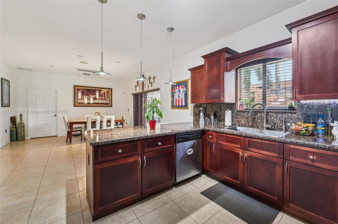 Activo con contrato: $730,000 (4 camas, 2 baños, 1952 Pies cuadrados)