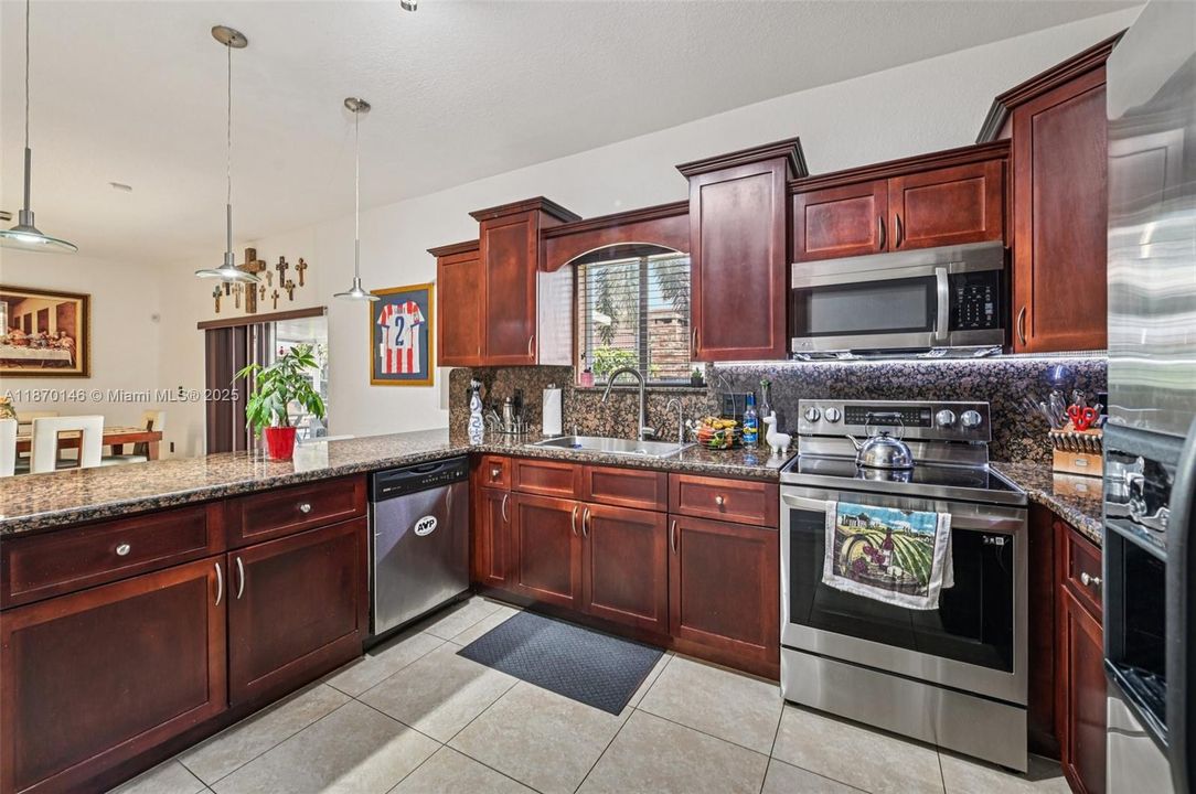 Activo con contrato: $730,000 (4 camas, 2 baños, 1952 Pies cuadrados)