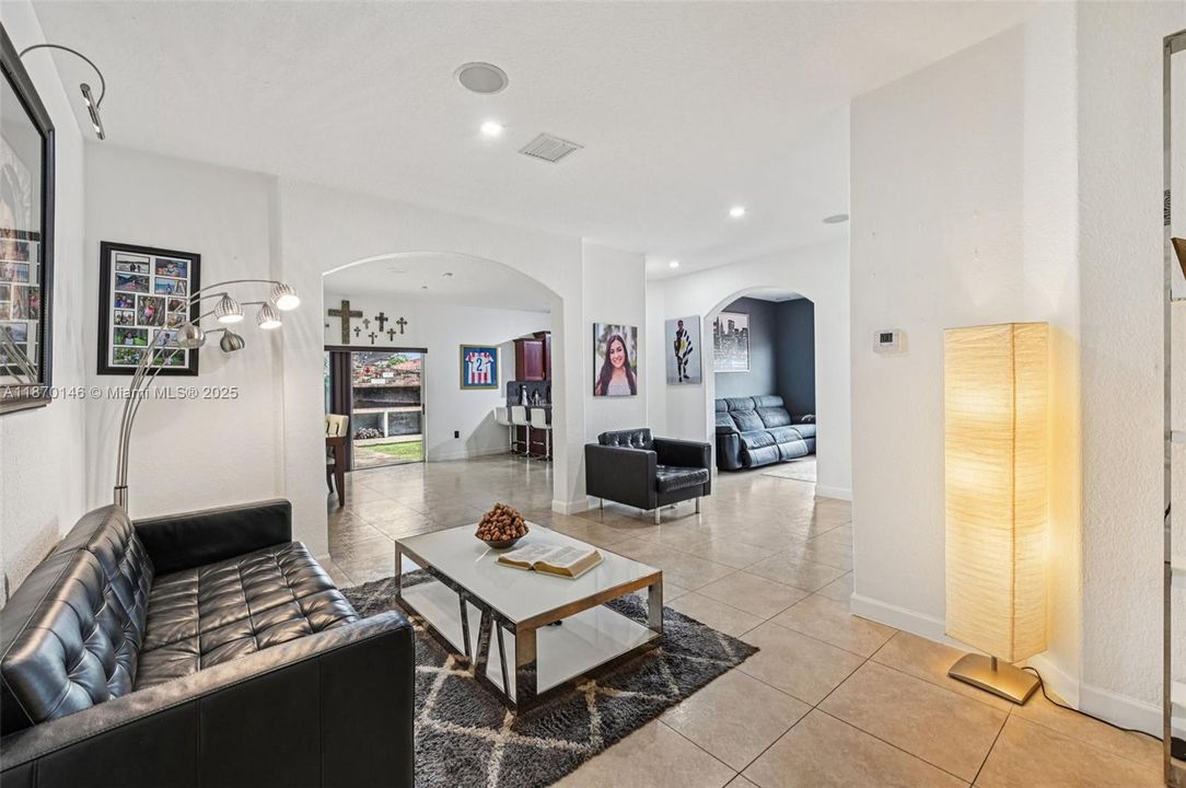 Activo con contrato: $730,000 (4 camas, 2 baños, 1952 Pies cuadrados)