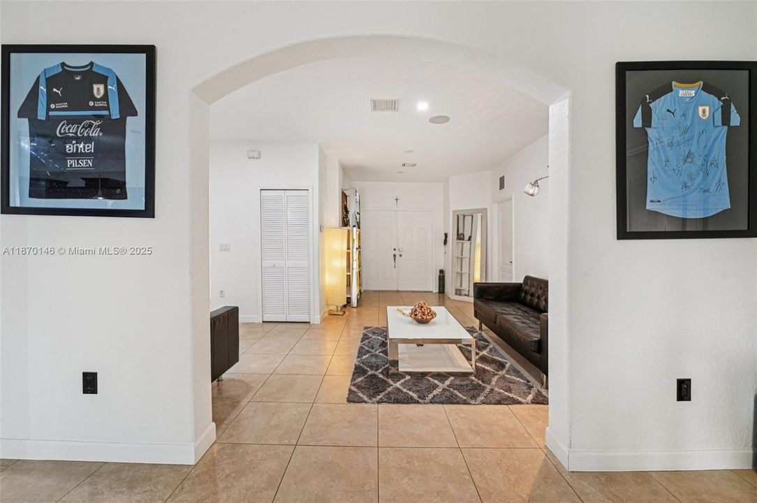 Activo con contrato: $730,000 (4 camas, 2 baños, 1952 Pies cuadrados)