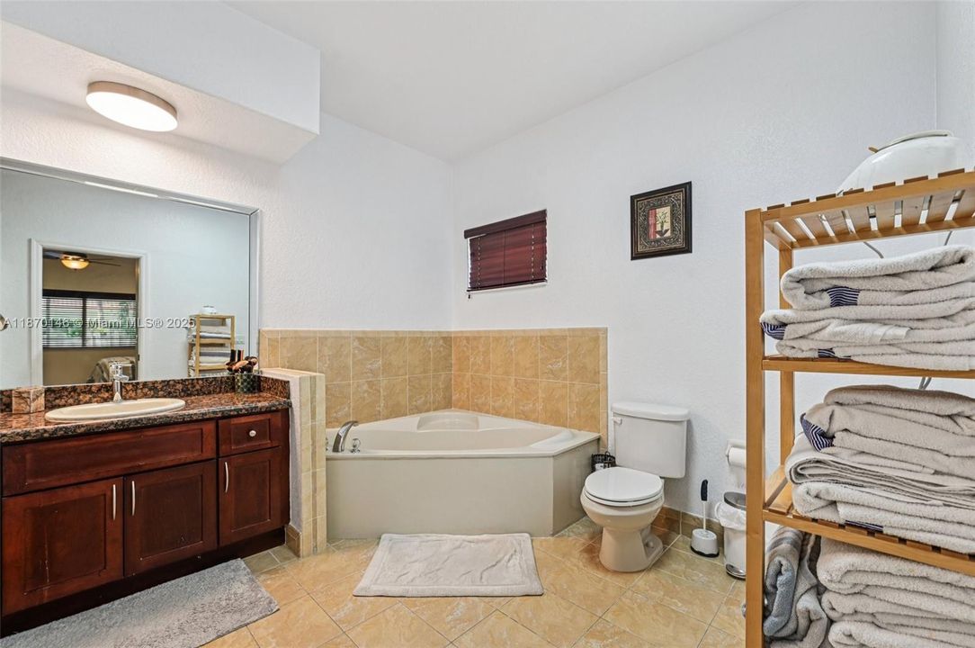 Activo con contrato: $730,000 (4 camas, 2 baños, 1952 Pies cuadrados)