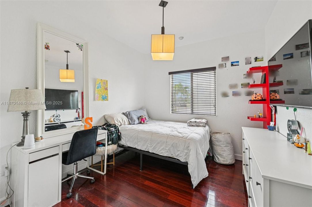 Activo con contrato: $730,000 (4 camas, 2 baños, 1952 Pies cuadrados)