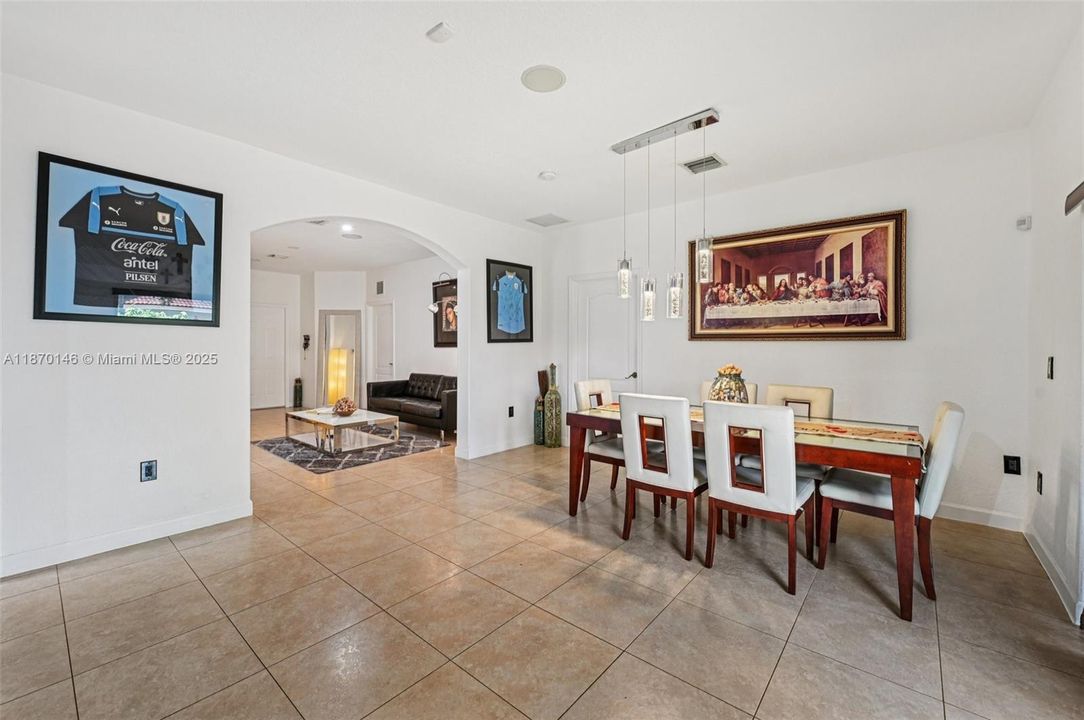 Activo con contrato: $730,000 (4 camas, 2 baños, 1952 Pies cuadrados)