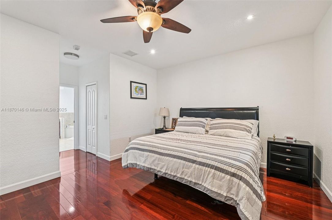 Activo con contrato: $730,000 (4 camas, 2 baños, 1952 Pies cuadrados)