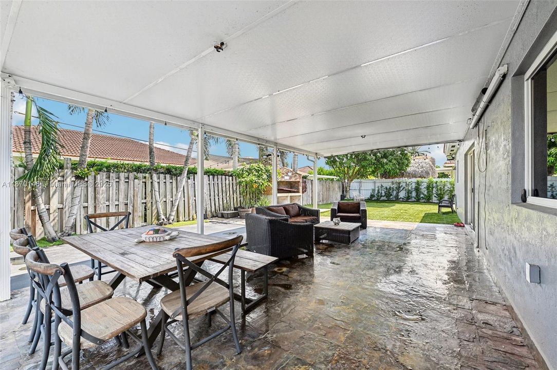 Activo con contrato: $730,000 (4 camas, 2 baños, 1952 Pies cuadrados)