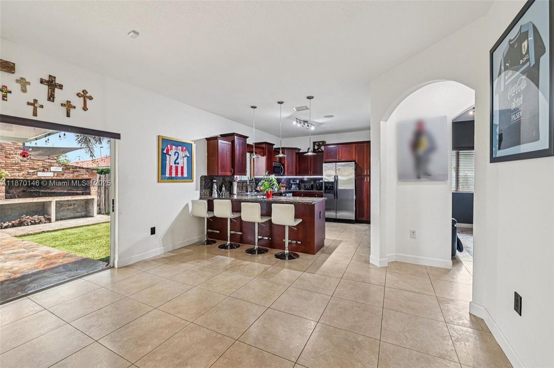 Activo con contrato: $730,000 (4 camas, 2 baños, 1952 Pies cuadrados)