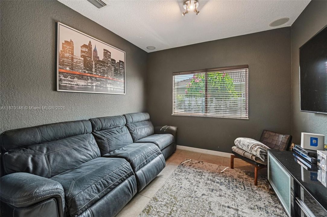 Activo con contrato: $730,000 (4 camas, 2 baños, 1952 Pies cuadrados)