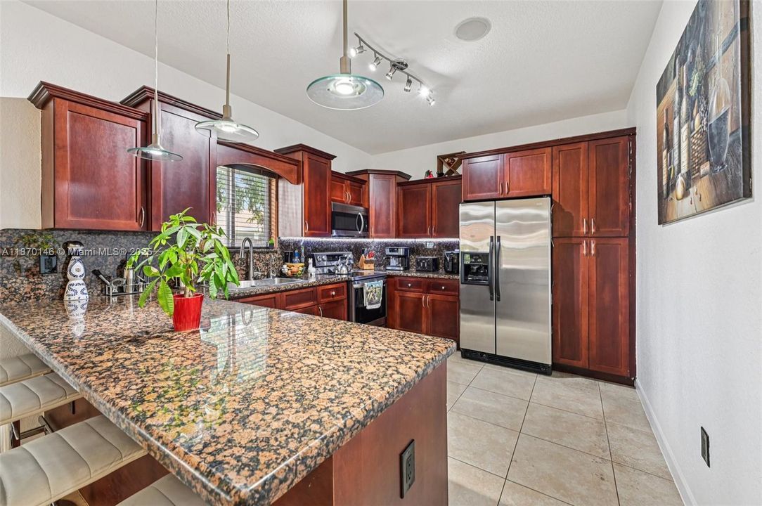 Activo con contrato: $730,000 (4 camas, 2 baños, 1952 Pies cuadrados)