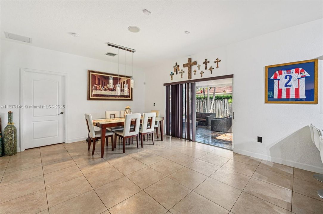 Activo con contrato: $730,000 (4 camas, 2 baños, 1952 Pies cuadrados)