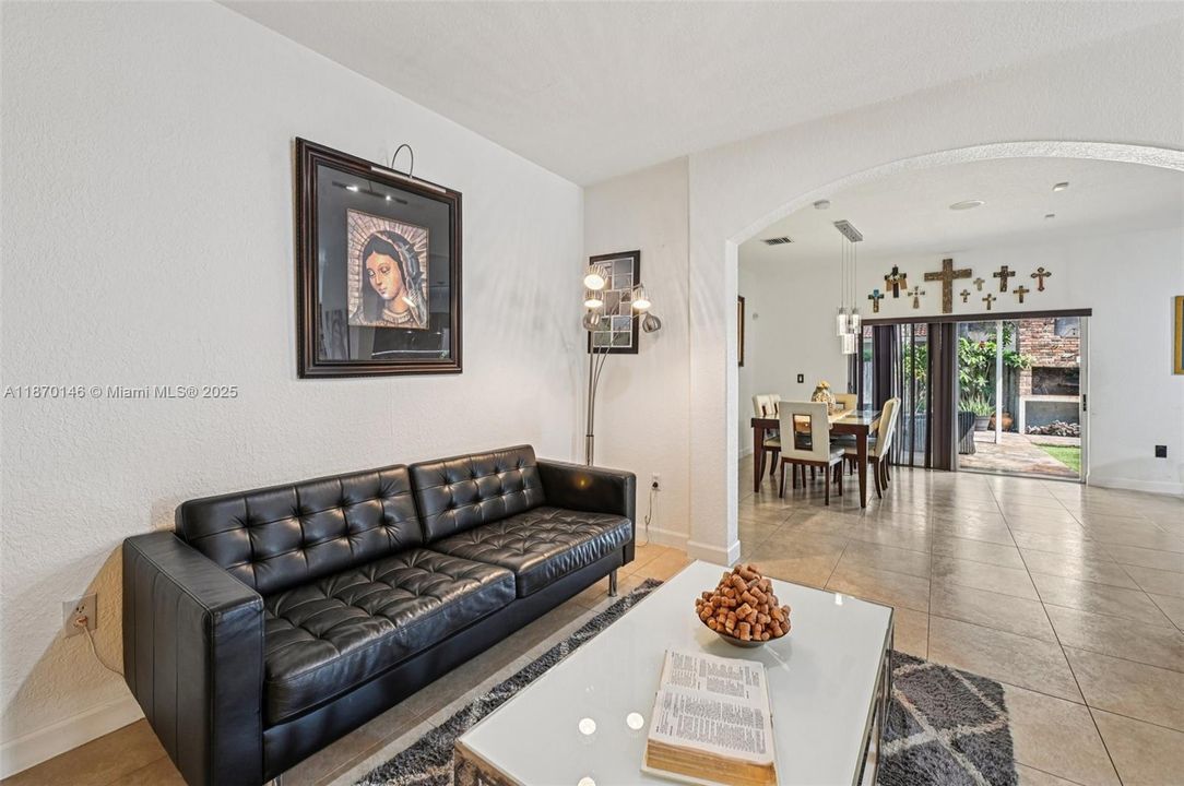 Activo con contrato: $730,000 (4 camas, 2 baños, 1952 Pies cuadrados)