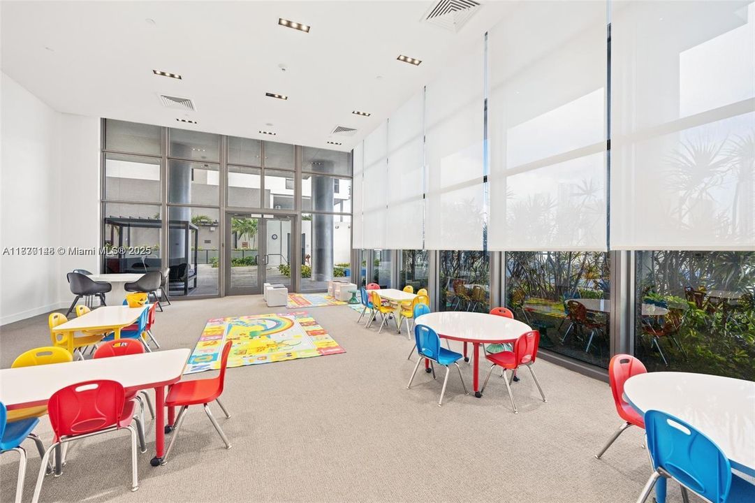 For Sale: $448,000 (1 beds, 1 baths, 857 Square Feet)