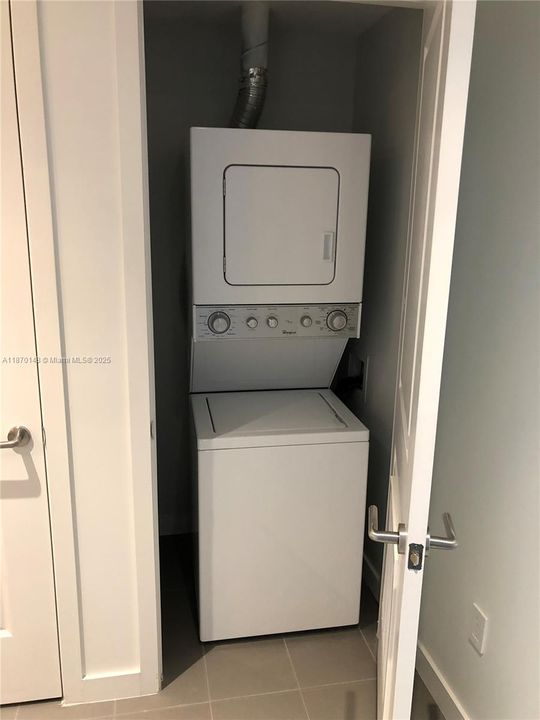 For Sale: $448,000 (1 beds, 1 baths, 857 Square Feet)