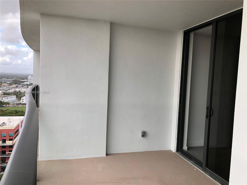 For Sale: $448,000 (1 beds, 1 baths, 857 Square Feet)