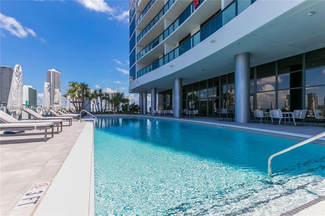 For Sale: $448,000 (1 beds, 1 baths, 857 Square Feet)