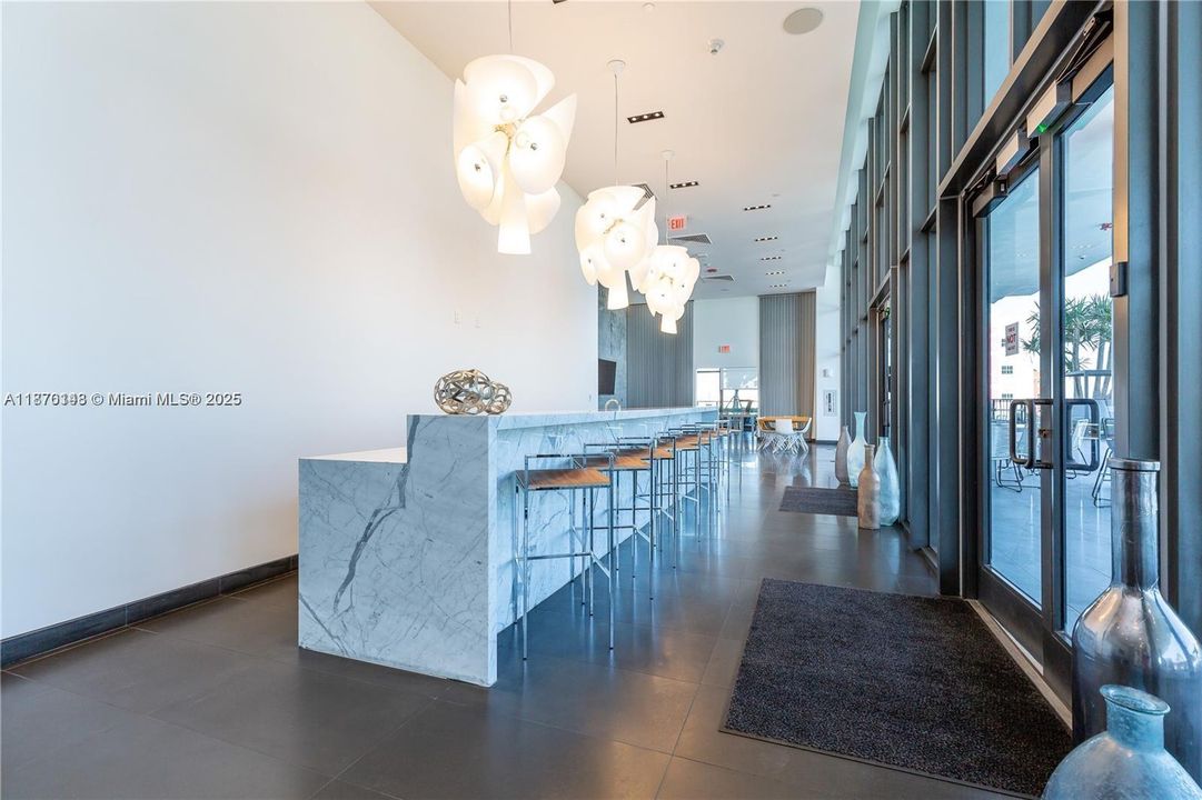 For Sale: $448,000 (1 beds, 1 baths, 857 Square Feet)