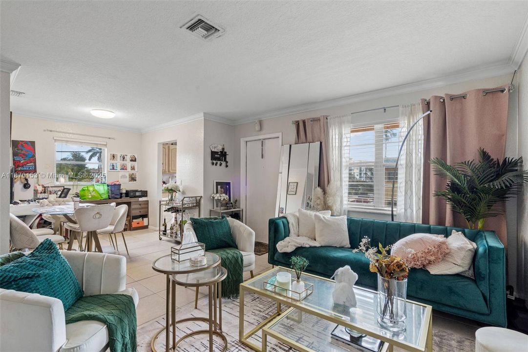 For Sale: $185,000 (2 beds, 2 baths, 707 Square Feet)
