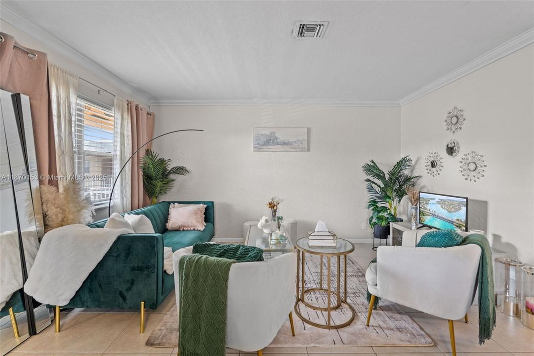 For Sale: $185,000 (2 beds, 2 baths, 707 Square Feet)