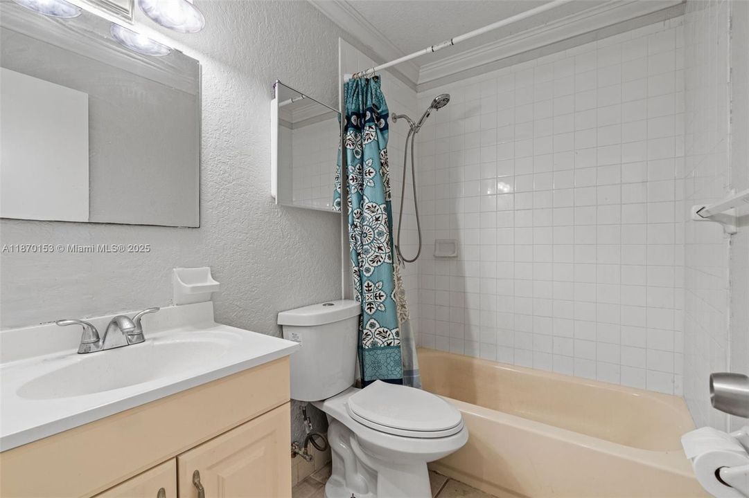 For Sale: $185,000 (2 beds, 2 baths, 707 Square Feet)