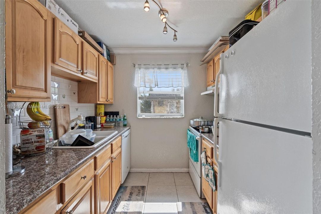 For Sale: $185,000 (2 beds, 2 baths, 707 Square Feet)