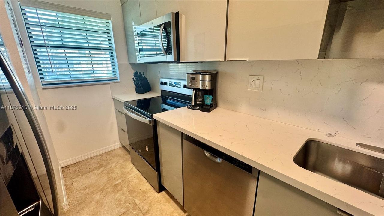 出租: $2,350 (2 贝兹, 2 浴室, 806 平方英尺)