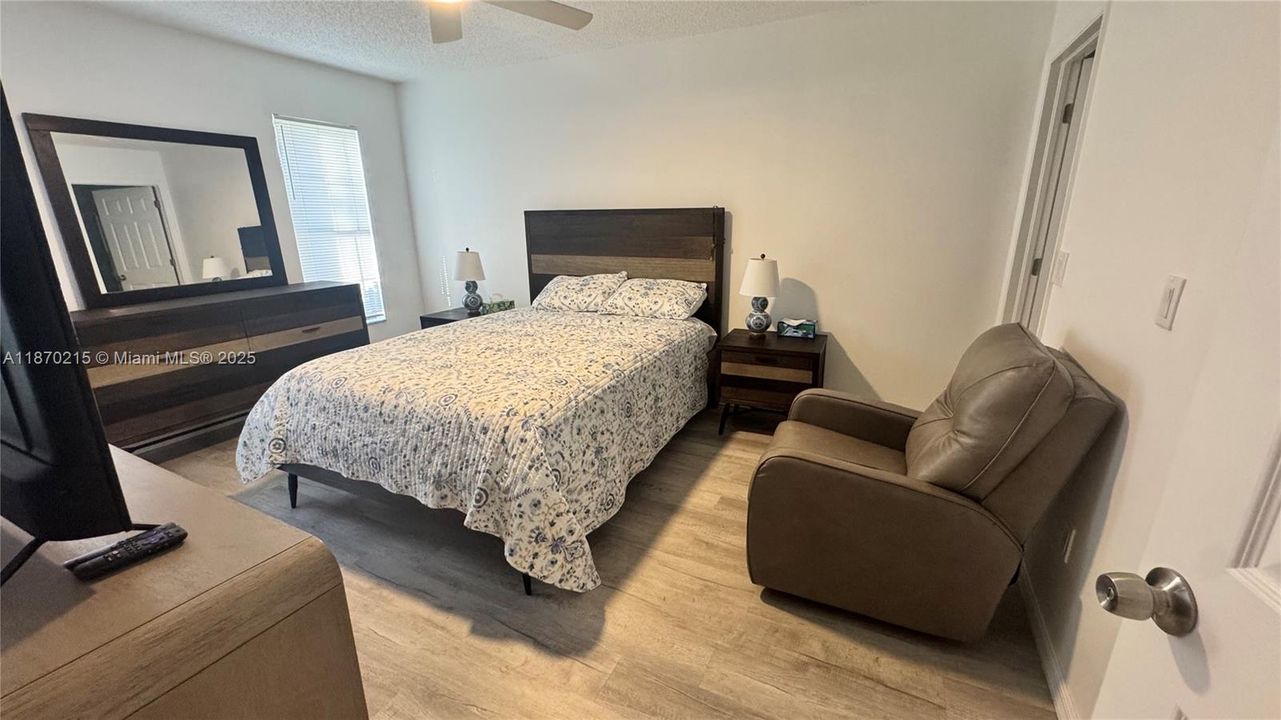 出租: $2,350 (2 贝兹, 2 浴室, 806 平方英尺)