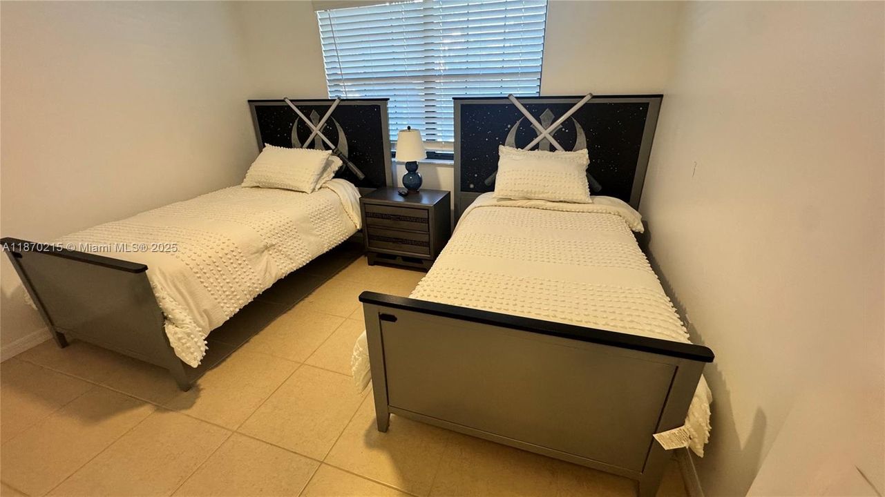 出租: $2,350 (2 贝兹, 2 浴室, 806 平方英尺)