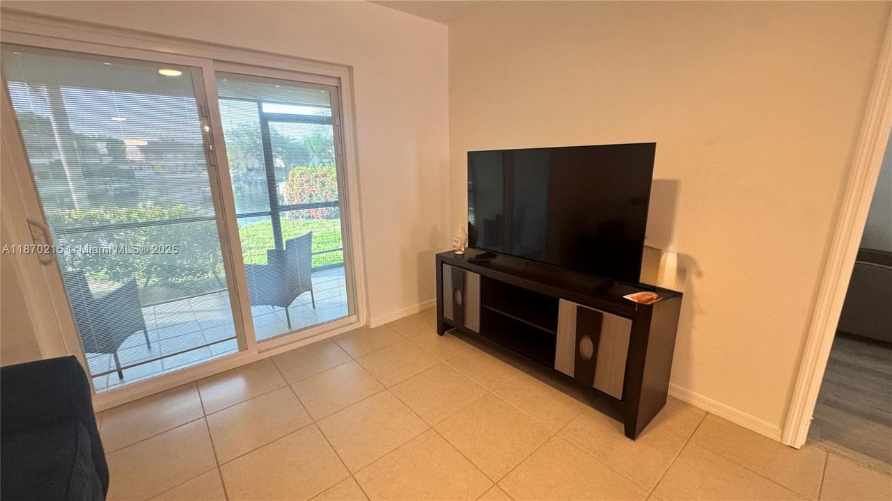 出租: $2,350 (2 贝兹, 2 浴室, 806 平方英尺)