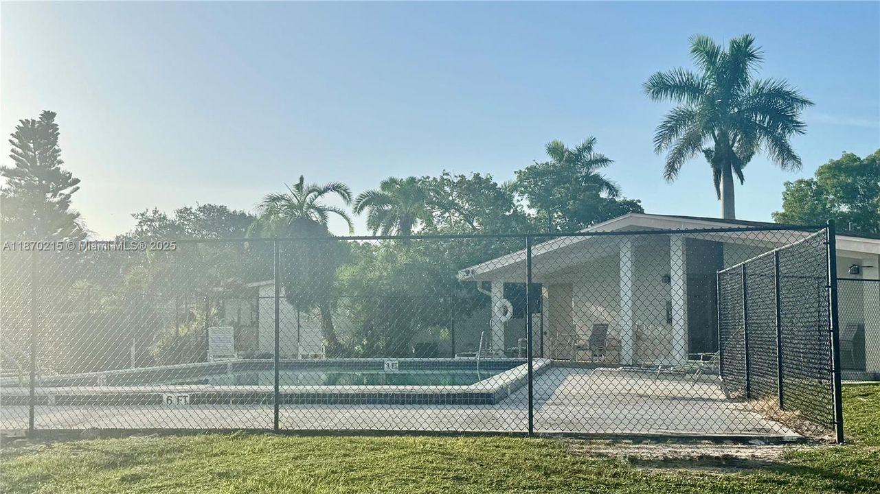 出租: $2,350 (2 贝兹, 2 浴室, 806 平方英尺)