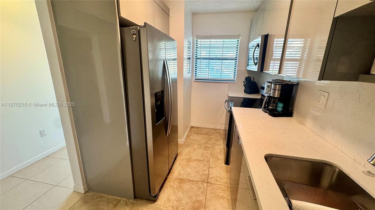 出租: $2,350 (2 贝兹, 2 浴室, 806 平方英尺)