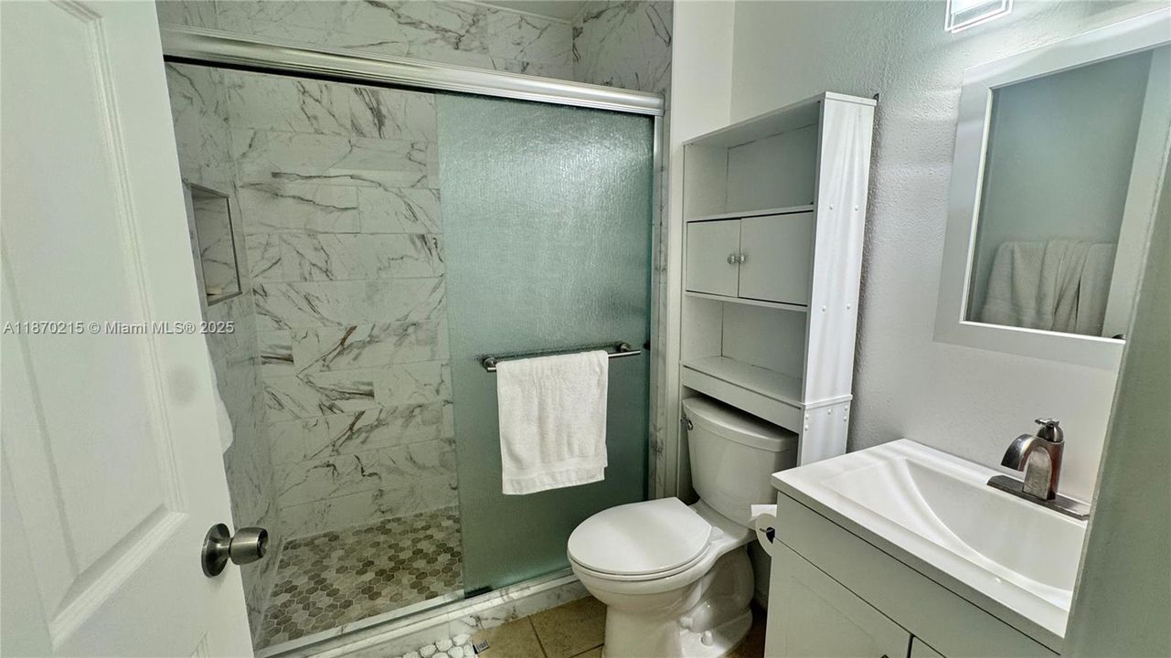 出租: $2,350 (2 贝兹, 2 浴室, 806 平方英尺)