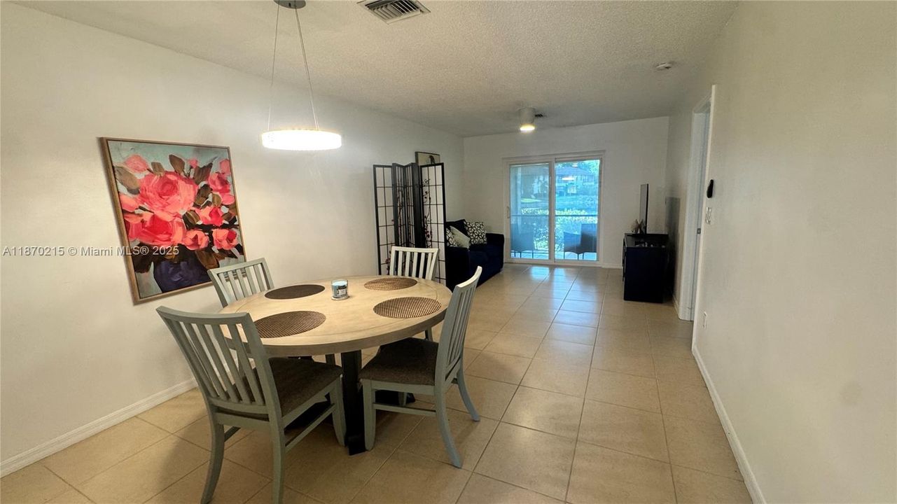 出租: $2,350 (2 贝兹, 2 浴室, 806 平方英尺)