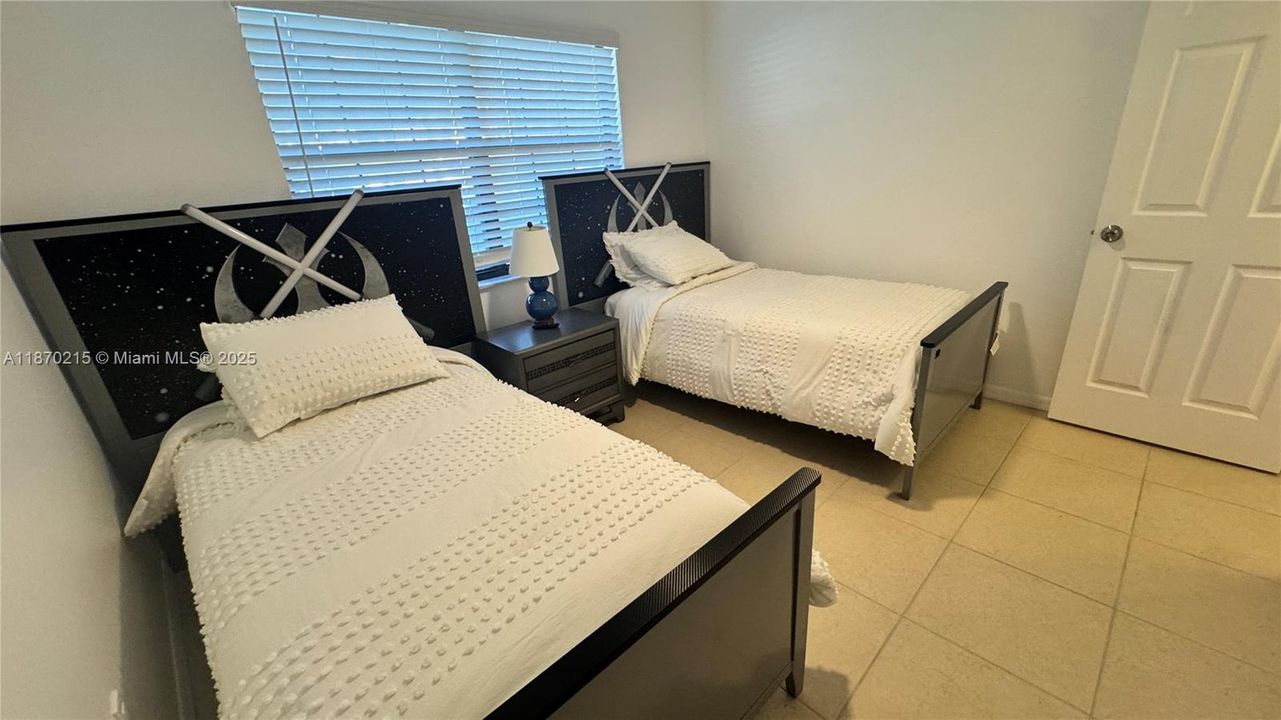 出租: $2,350 (2 贝兹, 2 浴室, 806 平方英尺)