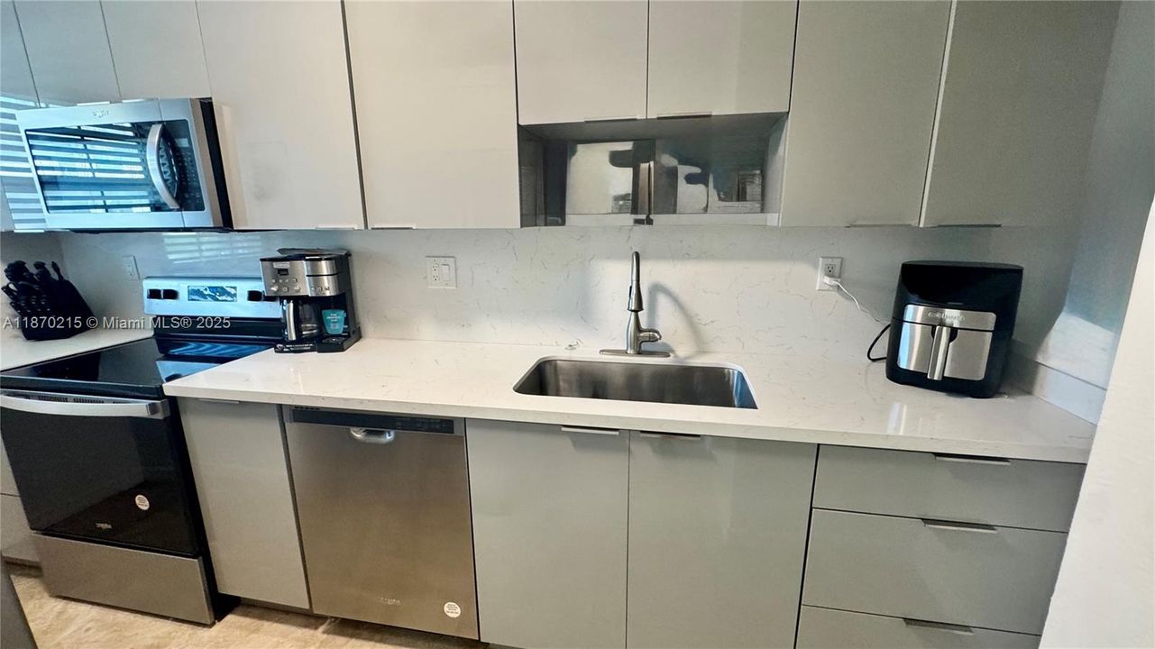 出租: $2,350 (2 贝兹, 2 浴室, 806 平方英尺)