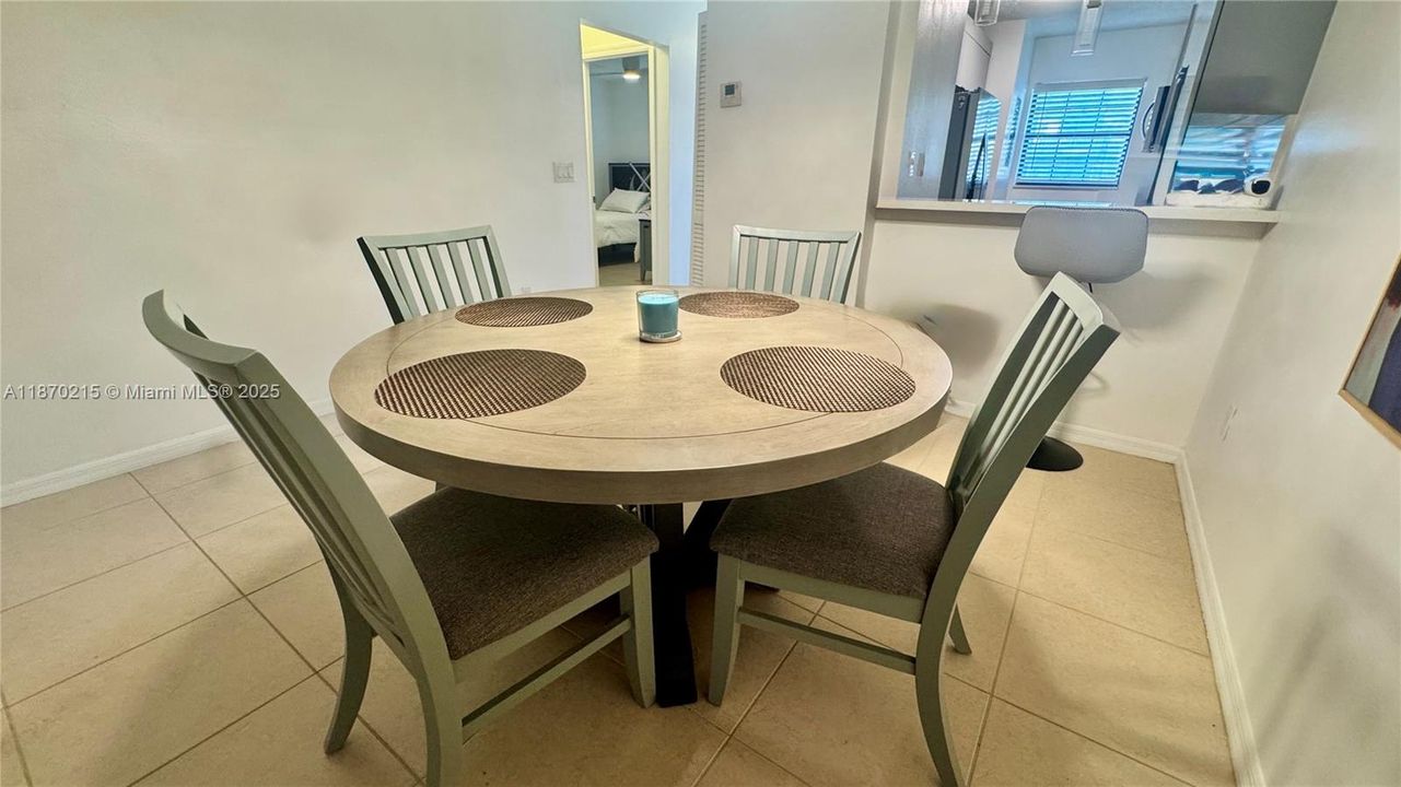 出租: $2,350 (2 贝兹, 2 浴室, 806 平方英尺)