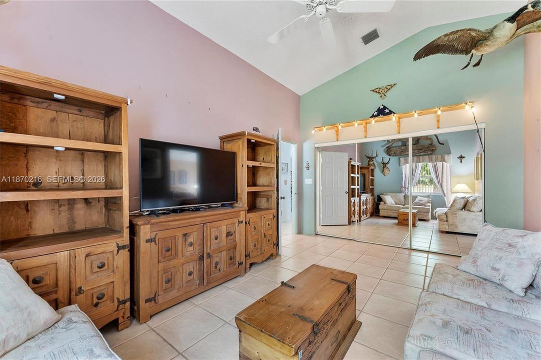 Activo con contrato: $690,000 (3 camas, 2 baños, 1973 Pies cuadrados)
