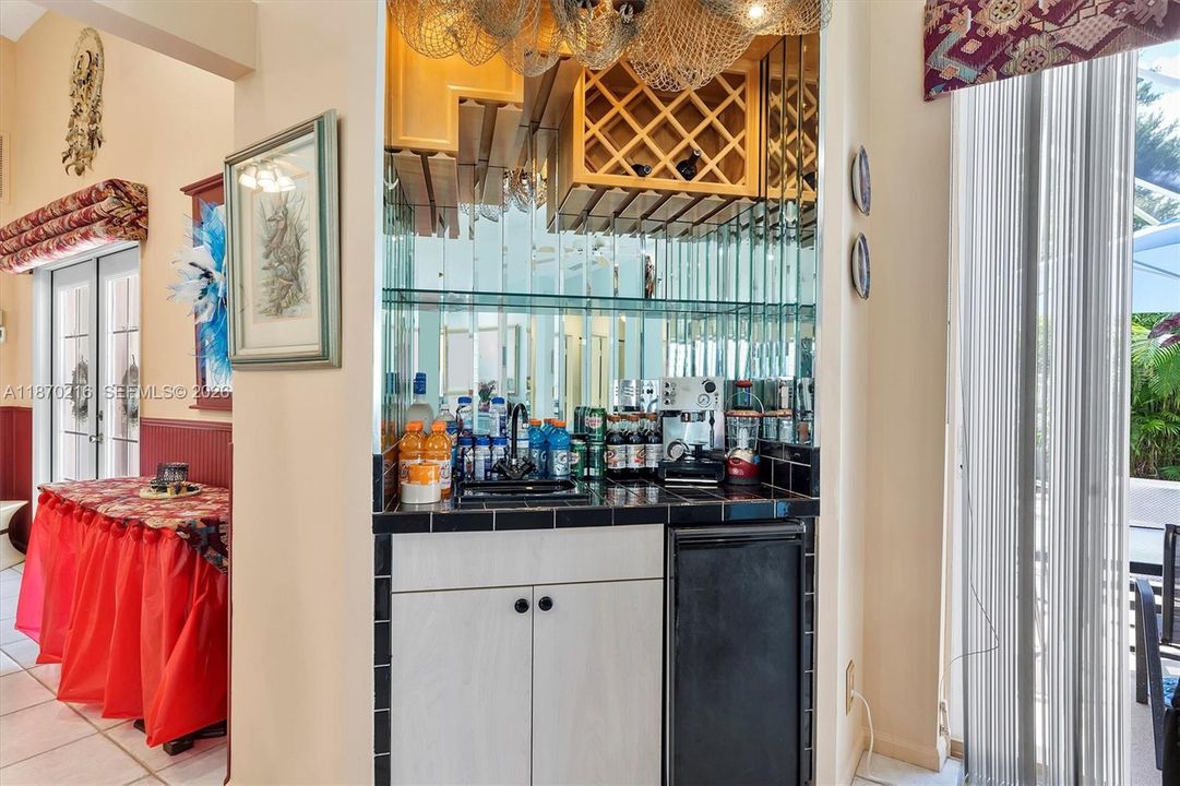 Activo con contrato: $690,000 (3 camas, 2 baños, 1973 Pies cuadrados)